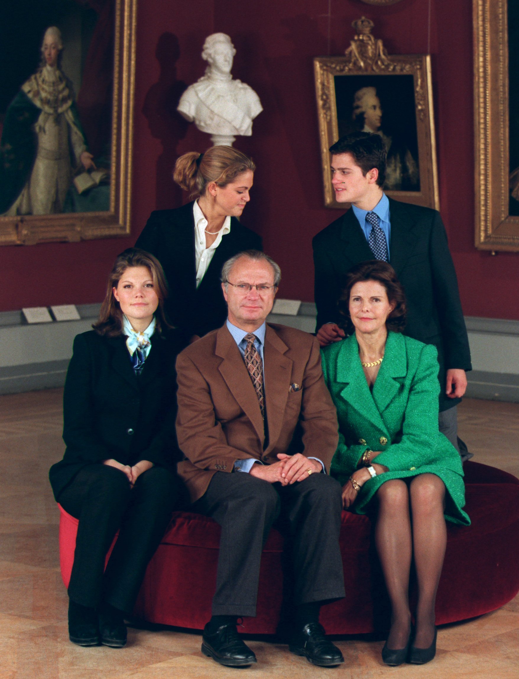 1998. Vad pratar prinsessan Madeleine och prins Carl Philip om? 1998. Vad pratar prinsessan Madeleine och prins Carl Philip om?